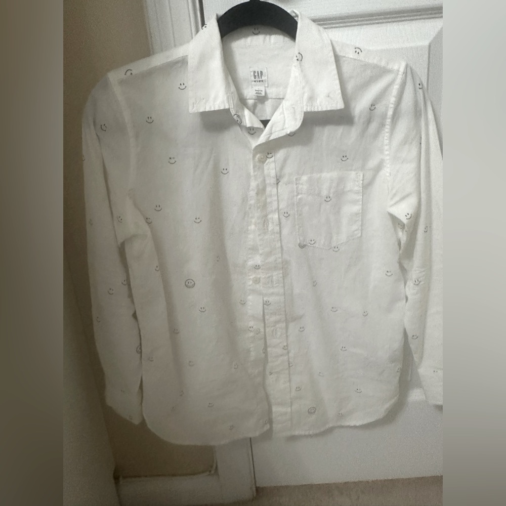 Gap smilie face button down